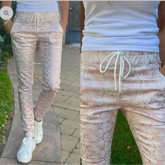 Bevy Flog Shely White and Silver Python Print Joggers size 27. NWOT